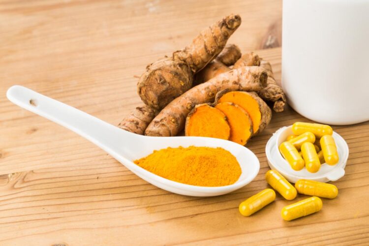 Capsule de curcuma maison à partir de racines de curcuma fraîchement broyées