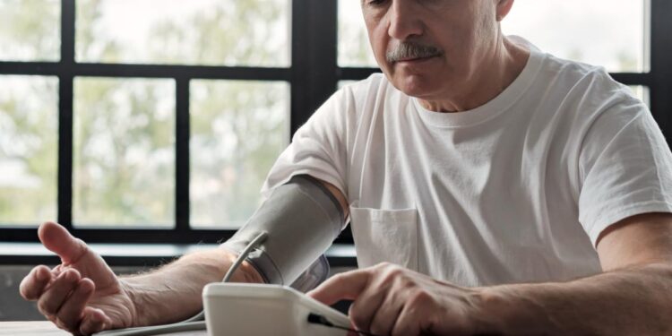 Homme vérifiant sa pression artérielle