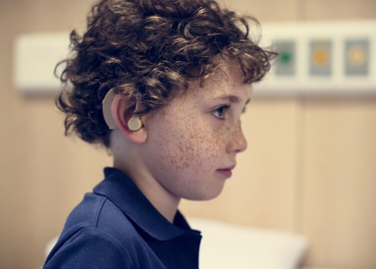Jeune garçon avec prothèse auditive