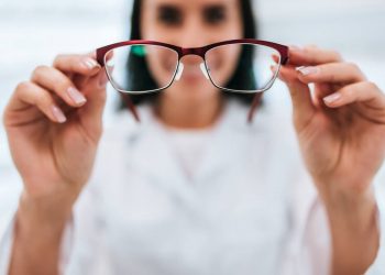 Que faut-il choisir entre des lentilles et des lunettes de vue ?