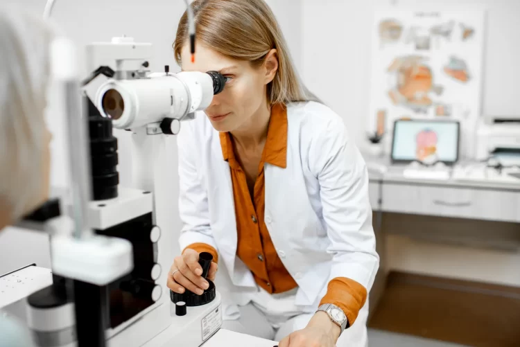 Ophtalmologiste examinant les yeux au microscope