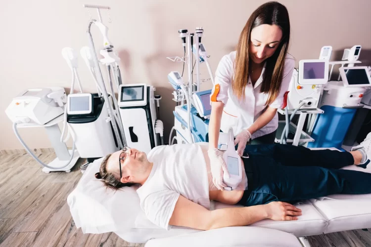 Homme sous cryolipolyse traitement d'élimination des graisses de l'abdomen