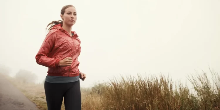 Jeune femme qui court