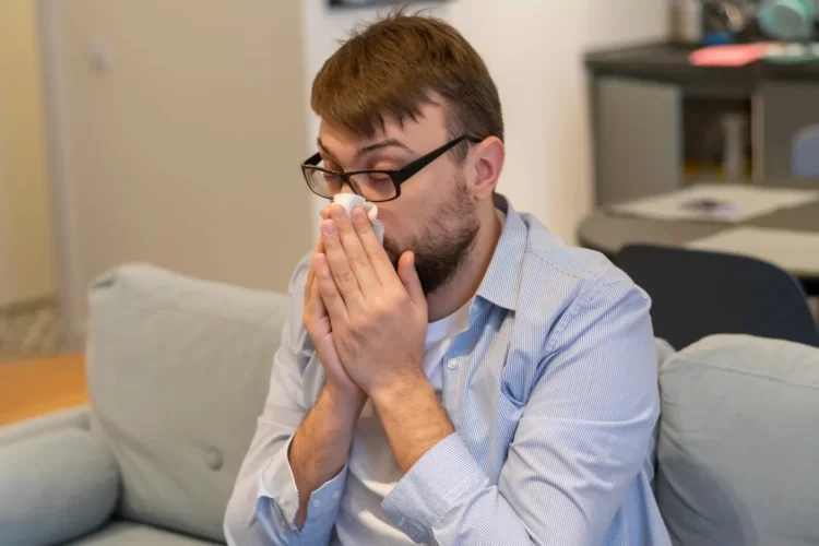 Nez qui coule, se moucher dans un mouchoir